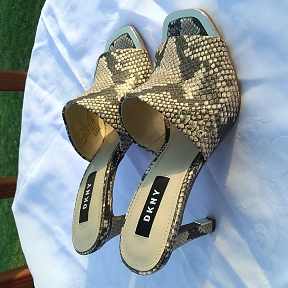 DKNY Faux-snake women's beige Sandals square toe stilletoe metalic accent sze 6M